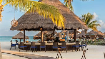 8 restaurantes; se sirven desayunos, almuerzos y cenas