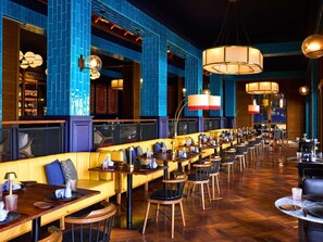 8 restaurantes; se sirven desayunos, almuerzos y cenas