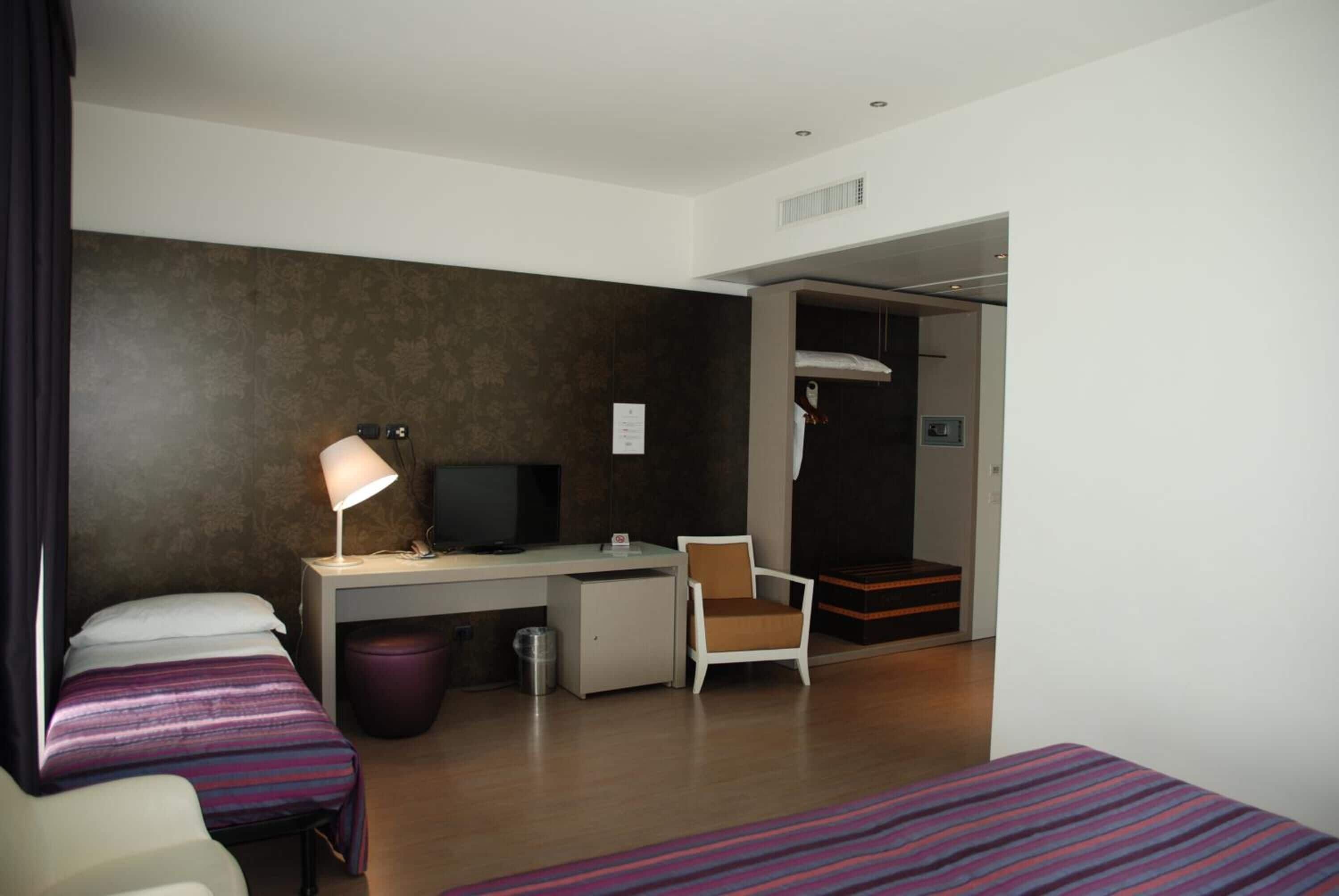 deluxe triple room | minibar, in-room safe, blackout curtains, soundproofing