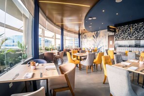 2 restaurants servant le petit déjeuner, spécialités Cuisine asiatique