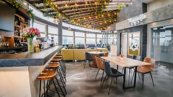 Bar en la azotea, con mesas al aire libre, abre todos los días