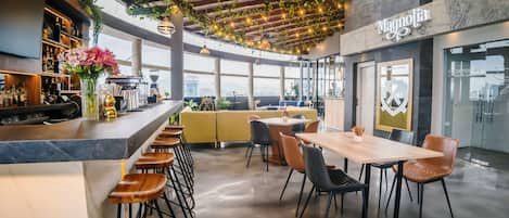 Bar auf der Dachterrasse, Speisen im Freien, täglich geöffnet