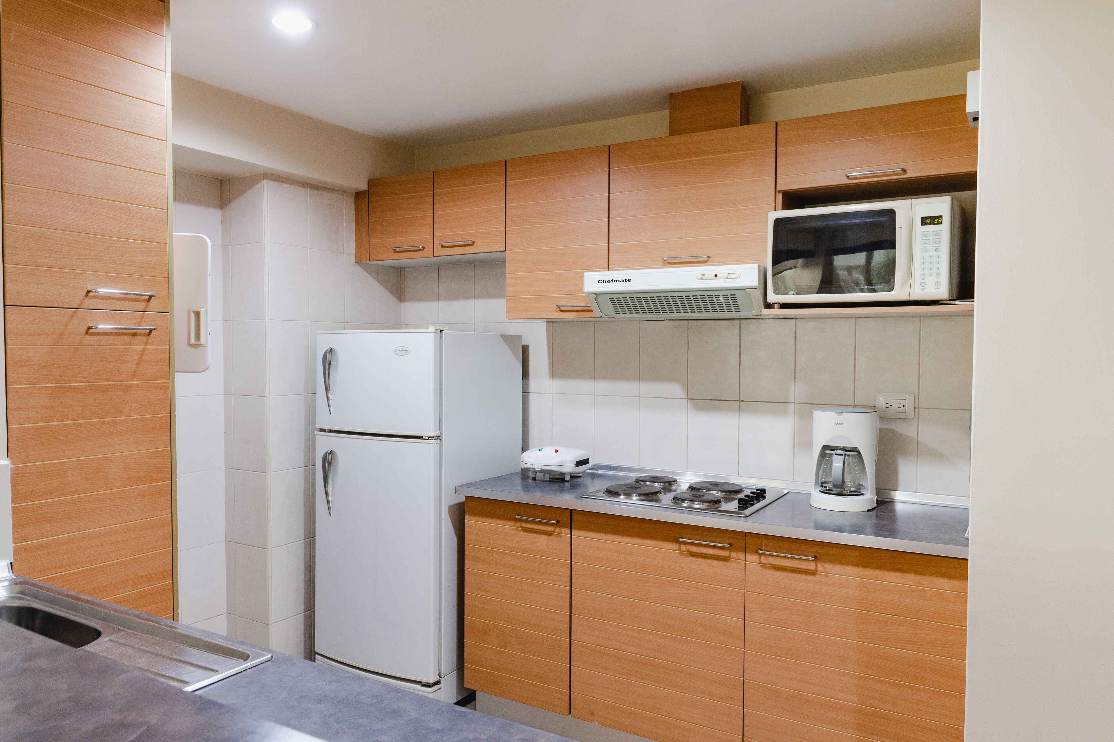 fridge, coffee/tea maker