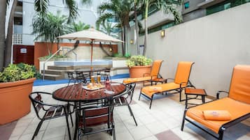 Tina de hidromasaje al aire libre