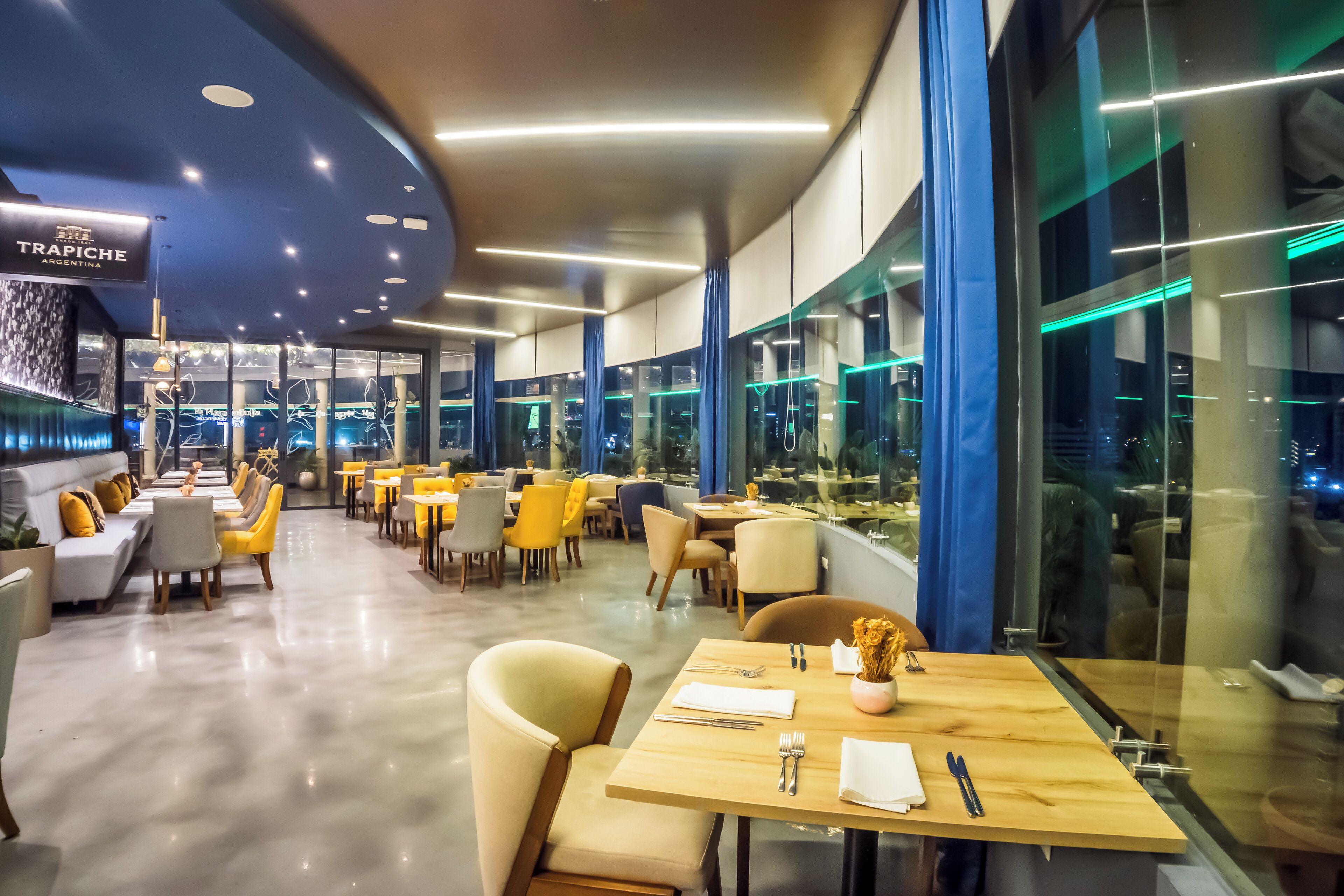 2 restaurants; breakfast, lunch, and dinner served