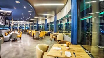 2 restaurants; breakfast, lunch, and dinner served