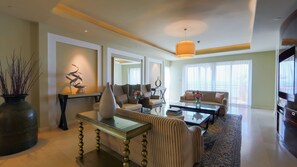ห้องรอยัลสวีท | ห้องนั่งเล่น | ทีวีจอพลาสมา, เครื่องเล่นดีวีดี, ภาพยนตร์แบบจ่ายต่อเรื่อง