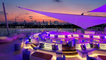 4 bars, bar en bord de piscine, bar de plage