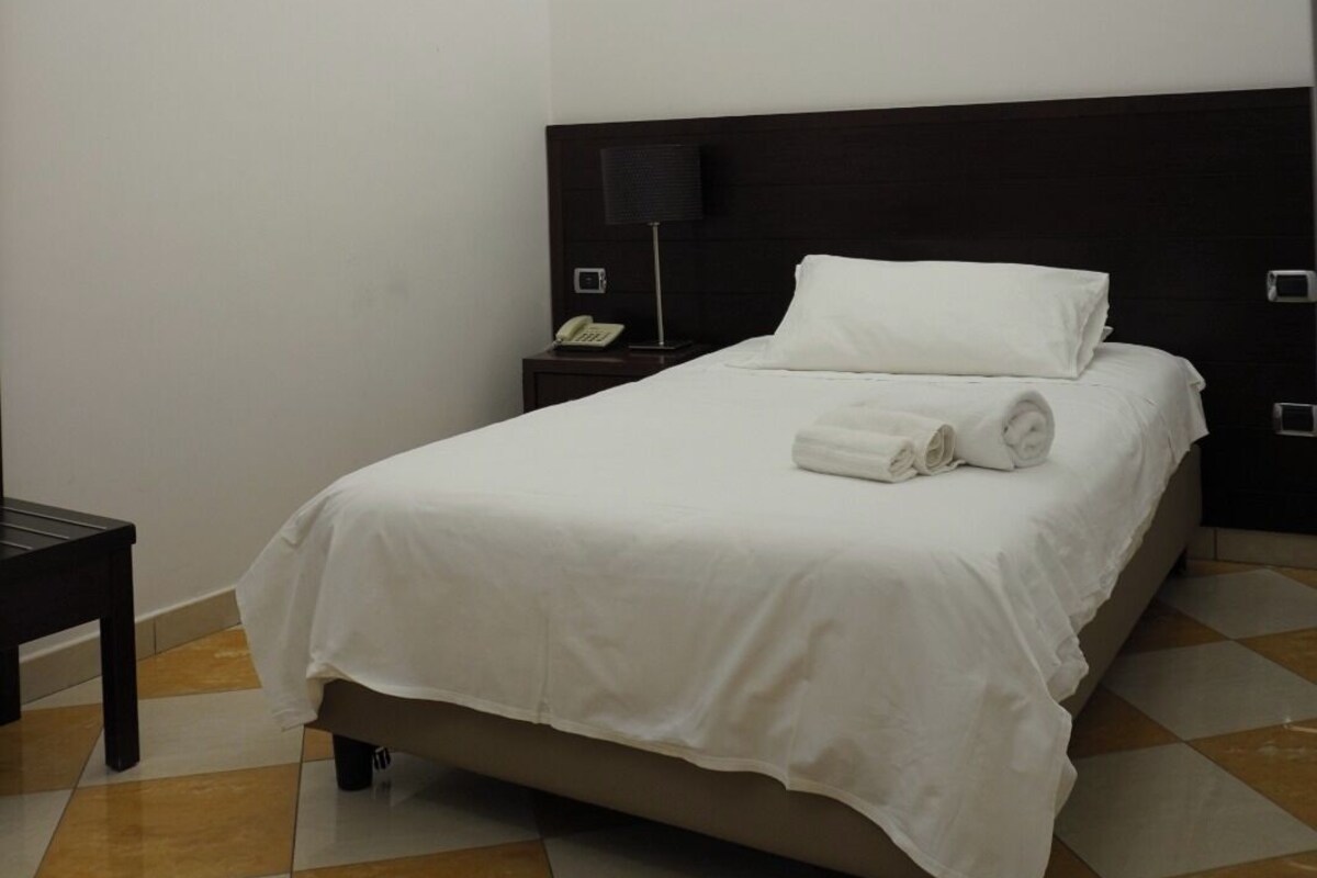 Habitación individual superior | Ropa de cama hipoalergénica y edredones de plumas