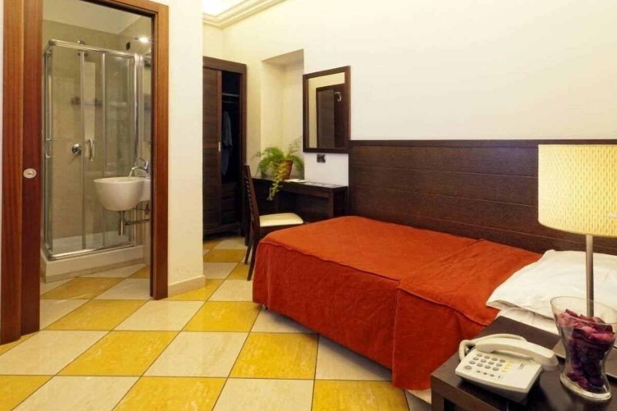 Basic Single Room | Hypo-allergenic bedding, down duvets, pillow-top beds, minibar