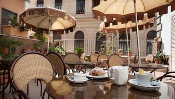 Tägliches Frühstücksbuffet (6 EUR pro Person)