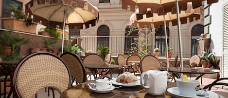 Se ofrece un desayuno bufé (6 EUR por persona)
