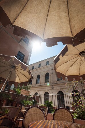 Exterior detail - Hotel Del Golfo (Naples)