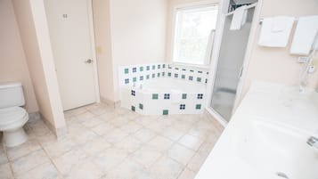 King Suite with Parlor | Bathroom | Free toiletries, hair dryer, towels, soap