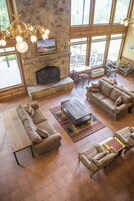 32-英寸纯平电视 （配备卫星频道）、电视