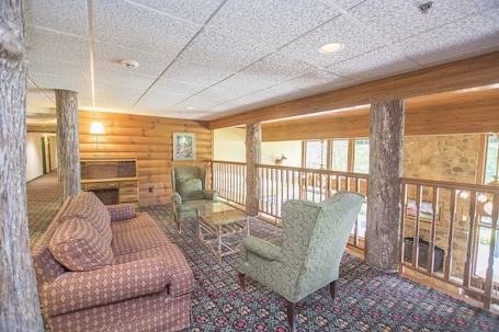 Sala de estar en el lobby. Lake Chatuge Lodge
