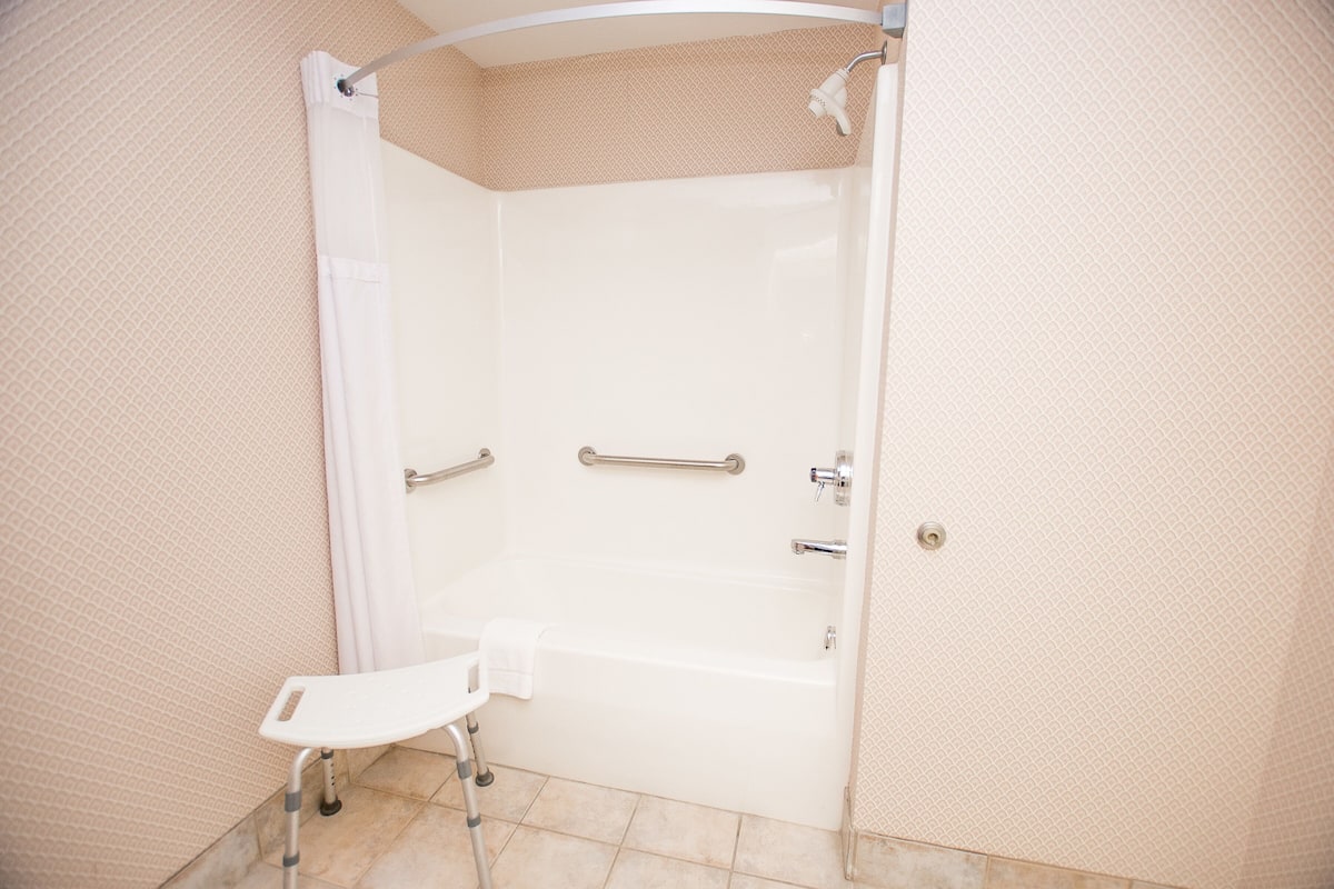Amenidades de baño gratuitas, secadora de cabello, toallas, jabón