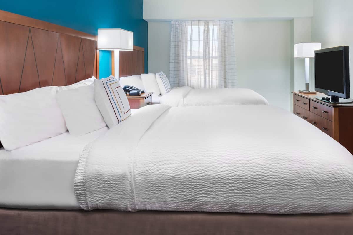 1 bedroom, premium bedding, desk, laptop workspace