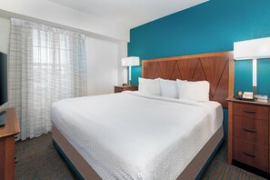 Roupas de cama premium, escrivaninha, espaço de trabalho para notebook