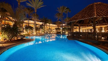 Innendørsbasseng,2 utendørsbassenger, bassengparasoller og solsenger