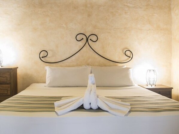 Minibar, decoración personalizada, muebles diferentes y escritorio