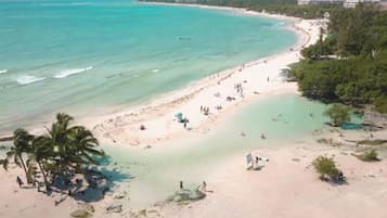 Una playa cerca, arena blanca