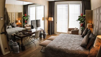 Habitación presidencial | Minibar, caja fuerte, cortinas opacas y wifi gratis