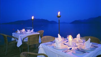 3 restaurantes; se sirve desayuno, almuerzo y cena; cocina turca