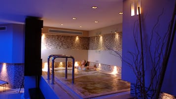 Een sauna, een stoombad, een Turks bad/hammam, lichaamsbehandelingen