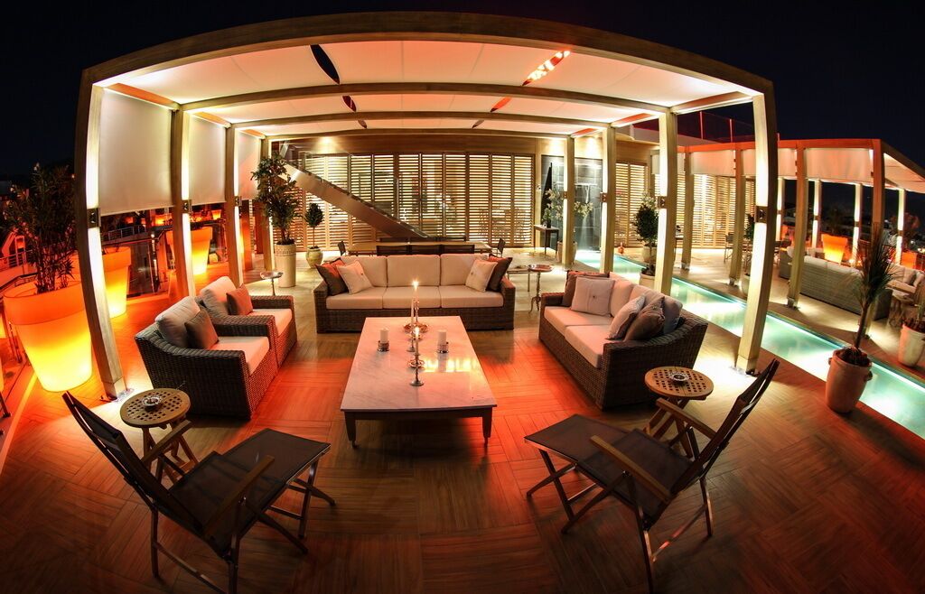 Ein moderner Außenbereich mit Pool, Sitzgelegenheiten und einer Treppe.