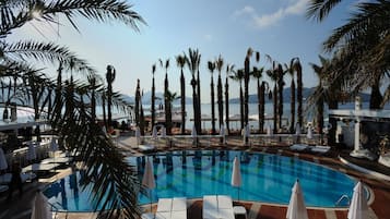 2 outdoor pools