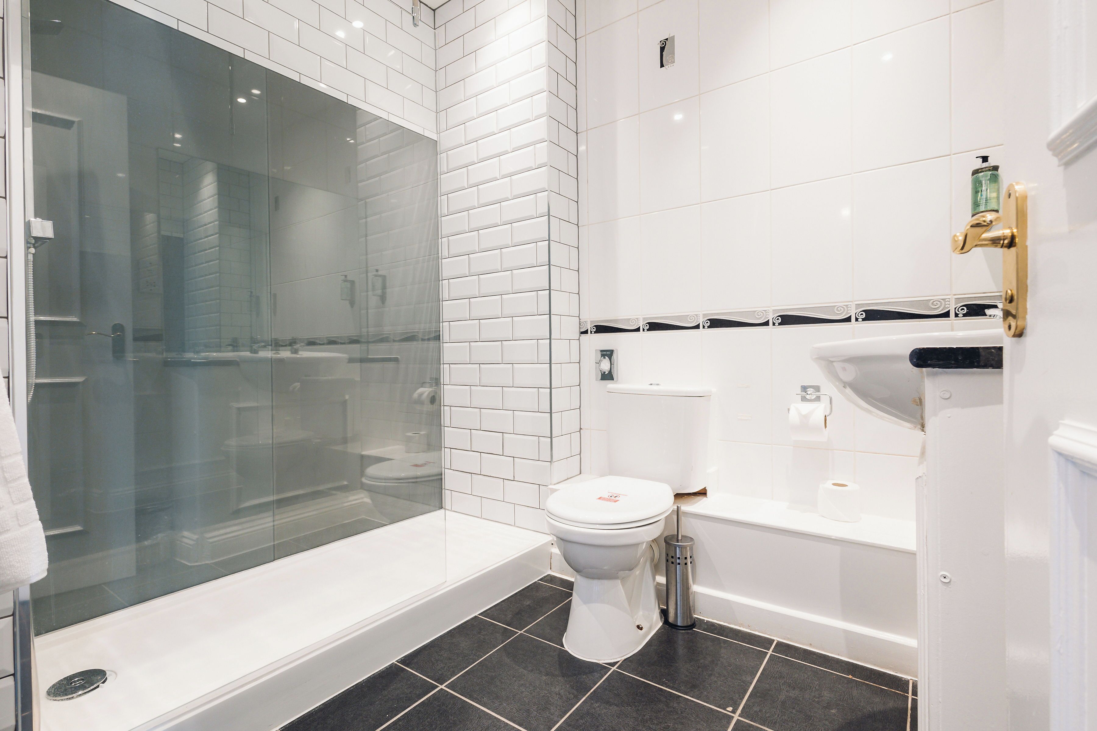 double room (4 poster bed) | bathroom | shower, hair dryer, towels