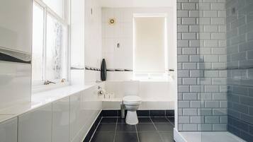 Un baño moderno con inodoro, lavamanos y bañera.