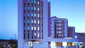 A modern building with a curved facade and large windows. - Classic Hotel Tulipano (Terni)