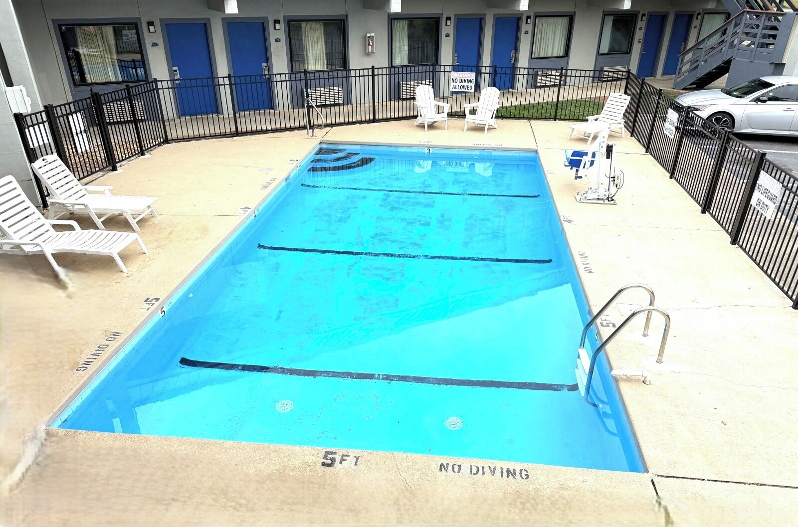 Piscina externa sazonal, funciona das 10h às 20h, espreguiçadeiras