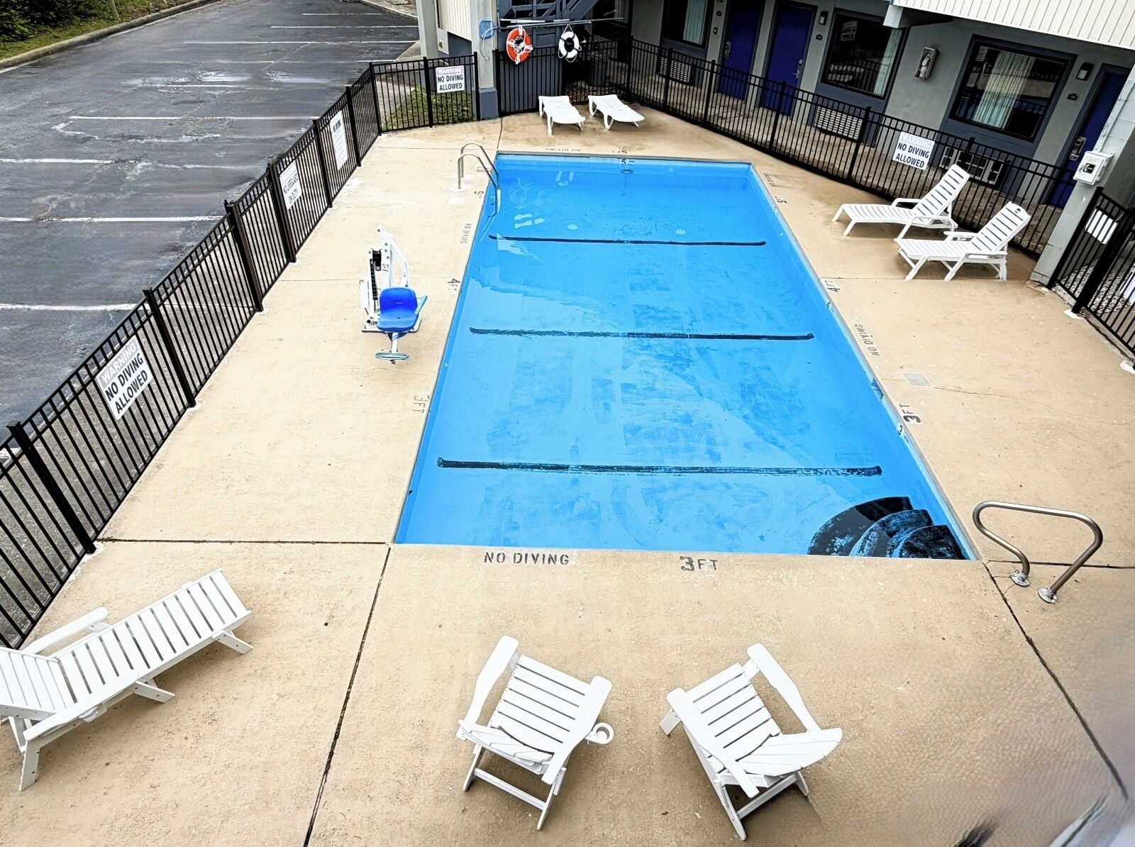 Piscine extérieure en saison, chaises longues