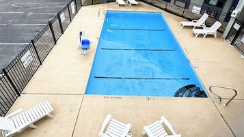 Piscine extérieure en saison, chaises longues