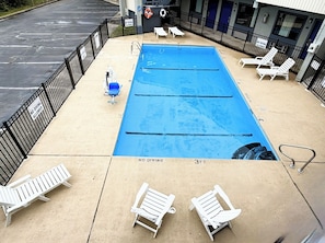 Seasonal outdoor pool, open 10 AM to 8:00 PM, sun loungers - Rodeway Inn & Suites Plymouth Hwy 64 (Plymouth)