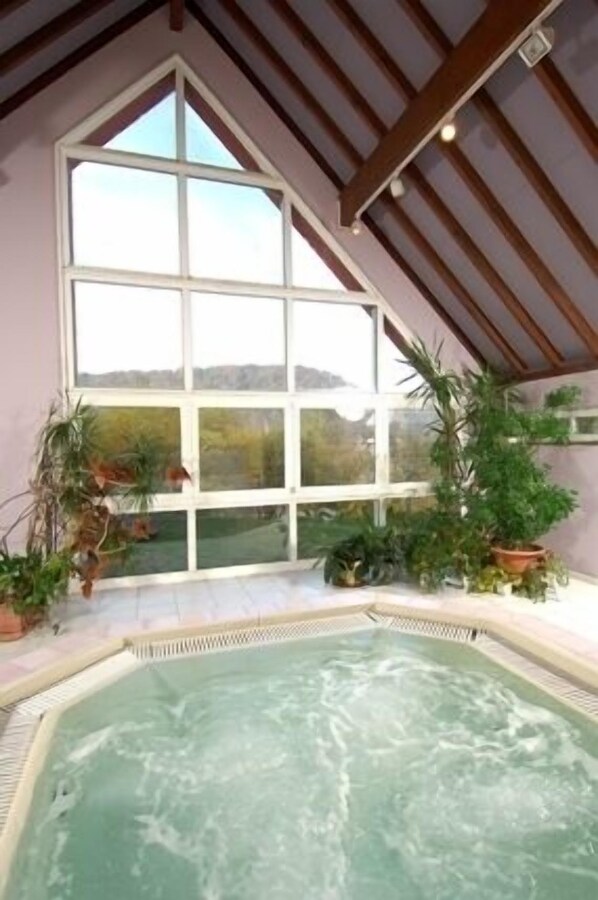 Indoor spa tub