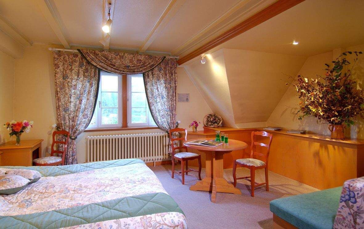 desk, soundproofing, free wifi, alarm clocks