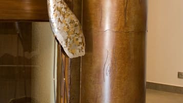 Un pilar de madera con una escultura de pájaro y un diseño en espiral.