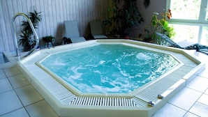 A hot tub with a tiled floor and a metal railing. - Auberge d'Imsthal (La Petite-Pierre)