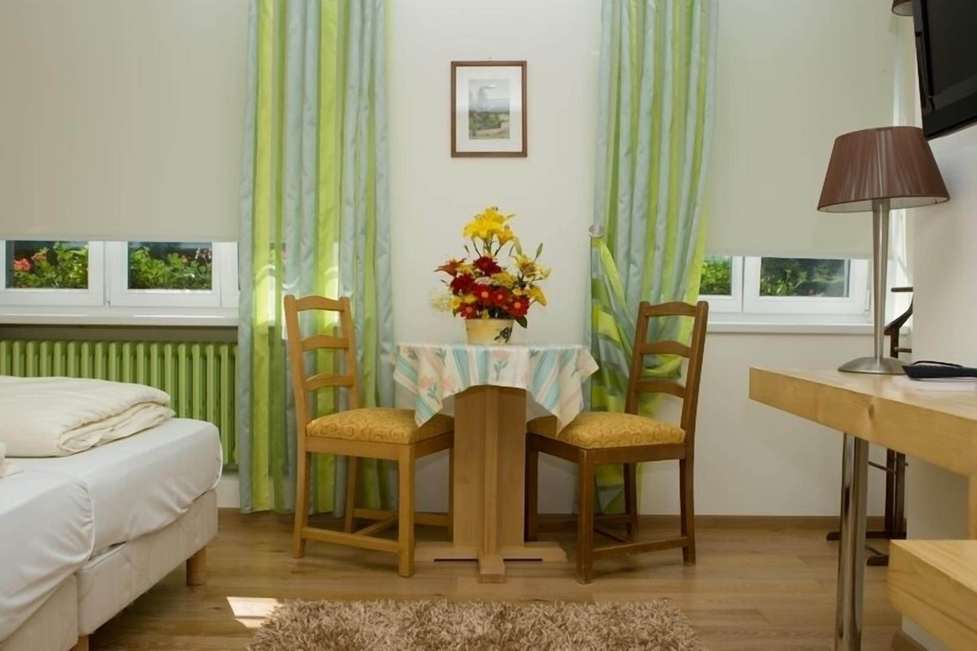 comfort room | desk, soundproofing, free wifi, alarm clocks