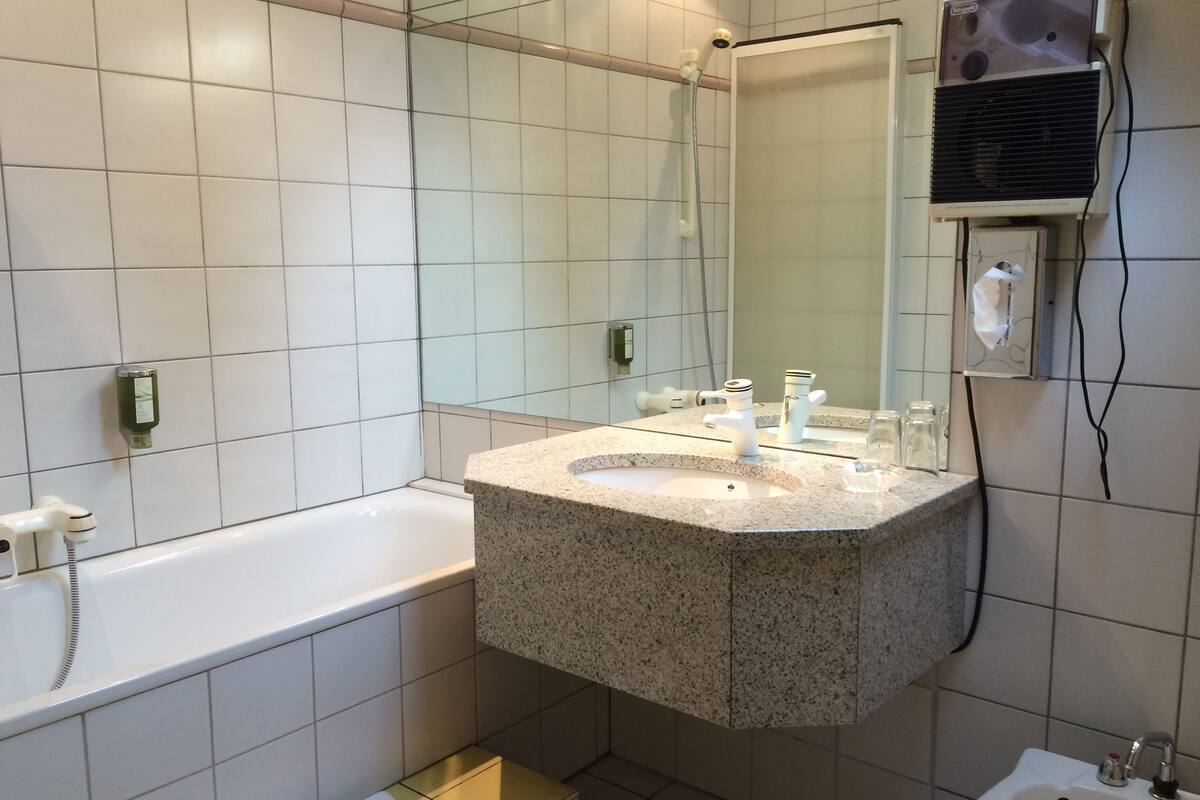 double room (confort plus) | bathroom | bathtub, hair dryer