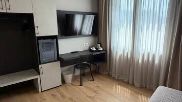 Colchones con pillow-top, minibar y caja de seguridad en la habitación