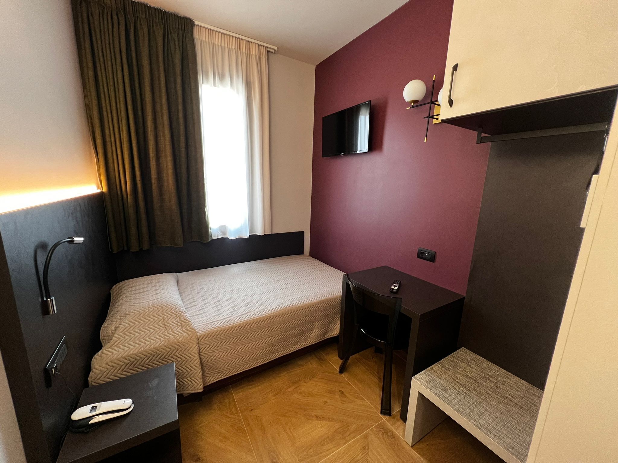 Singola Deluxe, 1 letto singolo | Materassi a doppio strato, minibar, una cassaforte in camera