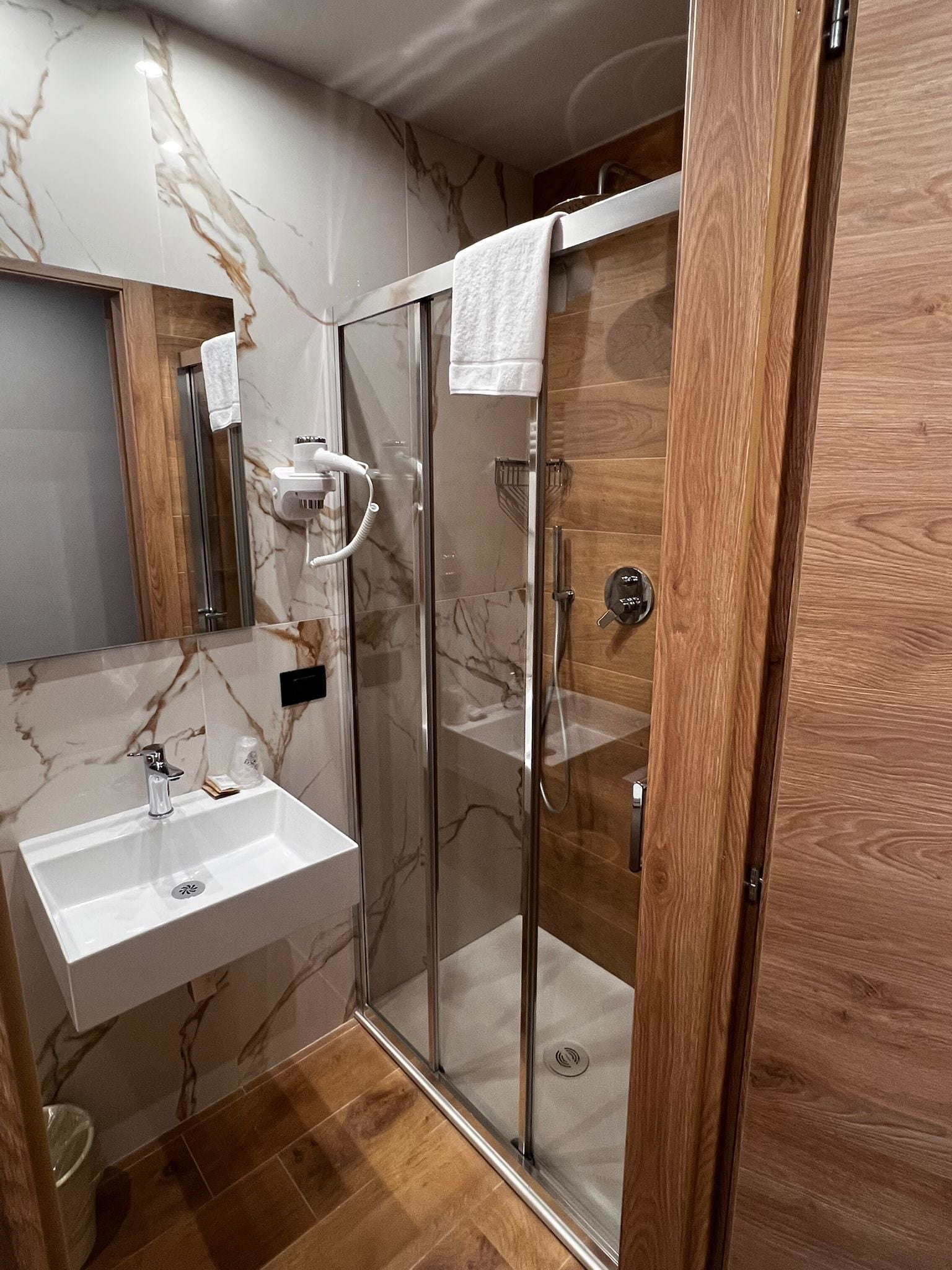 Habitación individual Deluxe, 1 cama individual | Baño | Amenidades de baño gratuitas, secadora de cabello, pantuflas, bidet 