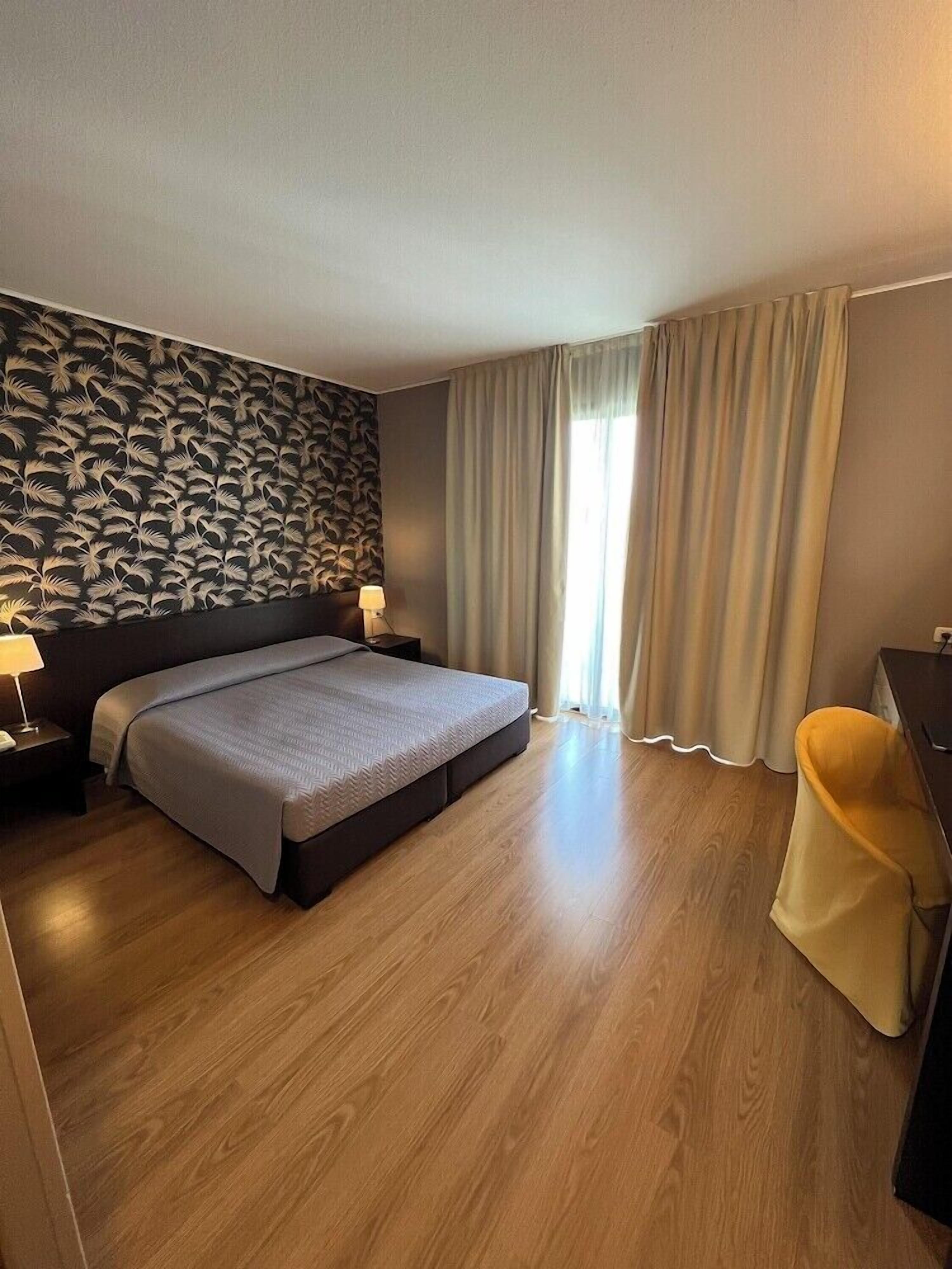 Pillowtop-bedden, een minibar, een kluis op de kamer, een bureau