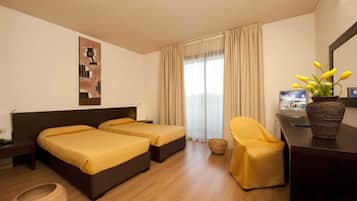 Executive Twin Room | Minibar, in-room safe, desk, blackout curtains