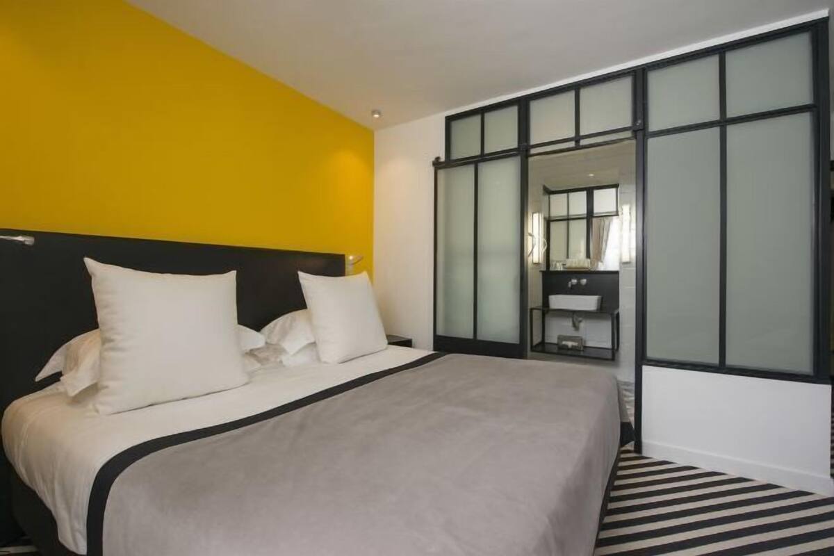 Een minibar, een kluis op de kamer, een bureau, verduisterende gordijnen